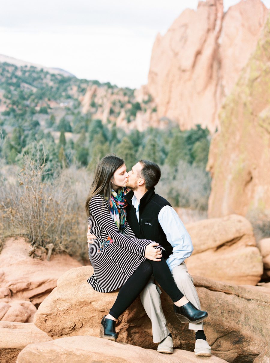 garden-of-the-gods-engagement-session-015